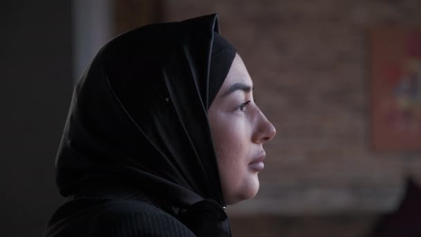 Στοχαστική επιχείρηση Νεαρή Μουσουλμάνα Αραβίδα με μαντίλα σκέφτεται να λύσει το πρόβλημα στο γραφείο. Σχεδιασμός, έρευνα ή brainstorming στο καφέ. Αραβίδα θρησκευόμενη — Αρχείο Βίντεο