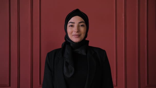 Молода мусульманська бізнес-жінка в хіджабі посміхається, радіючи успіхам. Традиційна ісламська культура і релігія. Аравійська релігійна жінка. — стокове відео