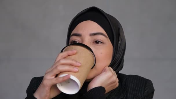 Triste donna d'affari musulmana in hijab che beve caffè al caffè e pensa al problema. Pianificazione di giorno in ristorante. Cultura islamica tradizionale e concetto di religione — Video Stock