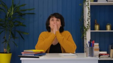 Orta yaşlı bir kadın sorunlarla ilgili yardım istiyor ya da işine odaklanmış bir zihin, dindar bir kadın gözleri kapalı oturup dua ediyor umut kavramı ile dua ediyor.