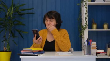 İnternette kötü haber okuyan orta yaşlı bir kadın şok oldu. Üzgün ve üzgün yalnız kadın ciddi bir depresyon yaşıyor. İflas, hastalık, olumsuz teşhis ve kayıp kavramı