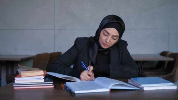 히잡에 있는 젊은 이슬람 여성은 공부하고 시험 준비를 합니다. 교육의 개념, 연구 정보, 전자 학습 — 비디오