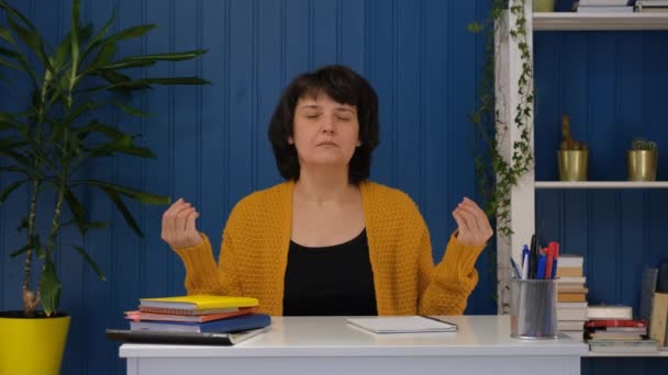 Orta yaşlı kadın meditasyonu ve evde nilüfer çiçeği pozu vererek rahatlama. Sağlıklı ve derin nefes almak için Zen çakrası. Denge kavramı, uyum, zihinsel uygulama. — Stok video