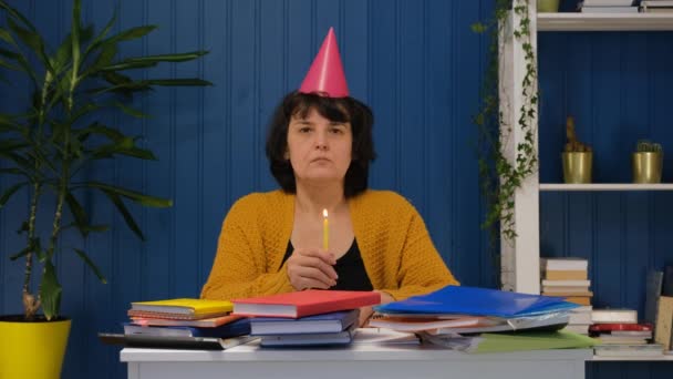 Μεσήλικη επιχειρηματίας γιορτάζει τα γενέθλιά της μόνη. — Αρχείο Βίντεο