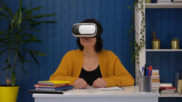 Medelålders kvinna bär vr goggle 3d visualisering och utforska i metaverse futuristiska livsstil, ny normal teknik virtuell digital värld utforska — Stockvideo