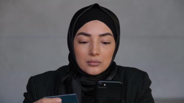 Muslimský spotřebitel žena v hidžábu nakupování online na mobilním telefonu s kreditní kartou. Prodej nebo sleva. Commerce platit whit bezdrátové technologie.Concept bezpečnostní finanční aplikace, objednávka a nákup on-line — Stock video