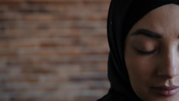 Üzgün genç Müslüman kadın. Kadın hakları ve anti-ırkçılık. Arap kadın bunalımda, üzgün yalnız kadın sorunlu olduğunu düşünüyor. Duygusal mutsuzluk ve stres — Stok video