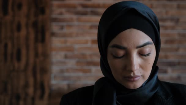 Jovem mulher muçulmana séria e perturbada no hijab tendo problema e estresse. Cara de mulher religiosa árabe do Oriente Médio preocupado. Conceito de depressão, direito feminismo, ansiedade — Vídeo de Stock