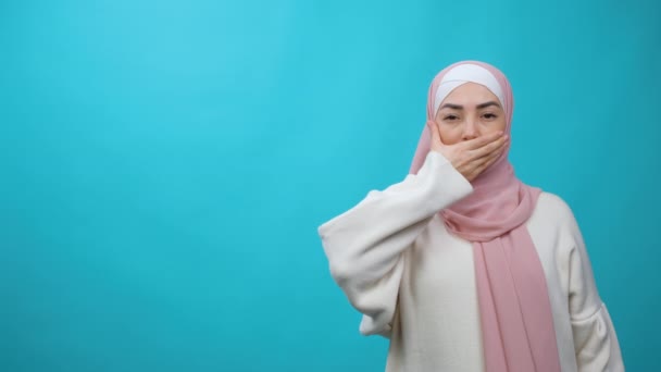 Triste et sérieuse femme musulmane dans le hijab secouant la tête exprimant non avec la main sur la bouche. Discrimination droits à l'égalité. studio isolé tourné — Video