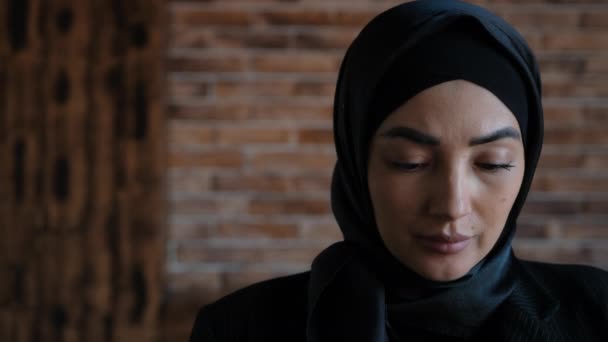 Mladá vážná muslimka v hidžábu se modlí. Arabská náboženská žena modlící se namazová muslimka. Tradiční islámská kultura a náboženství — Stock video
