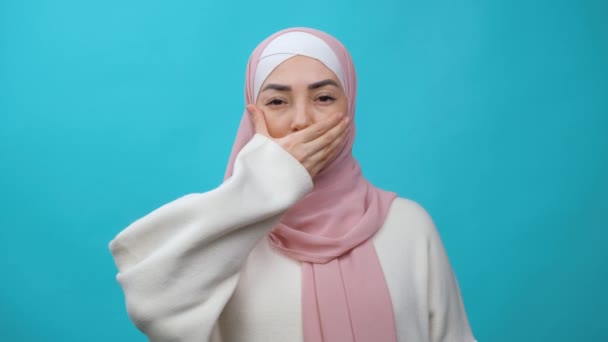 Muslim woman in hijab removing hand from her mouth and smiling at camera in studio isolated. Concept of Equality, Diverse, feminism, race, racism, human rights, protection, Discrimination — Stock Video