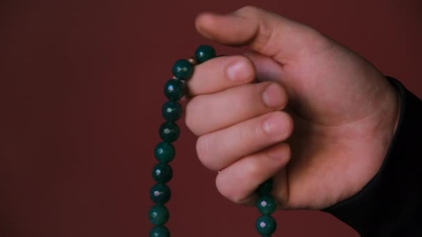 Maschio mano tenendo rosario perline, passa attraverso rosario, meditazione religiosa. Cultura islamica tradizionale e concetto di religione — Video Stock