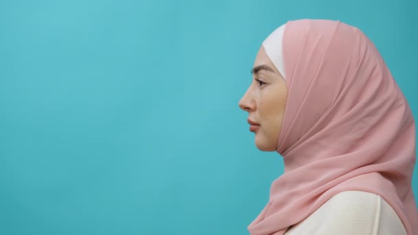 Nahaufnahme Profil charmant schöne junge Muslimin im Hijab. Studioaufnahmen isoliert — Stockvideo