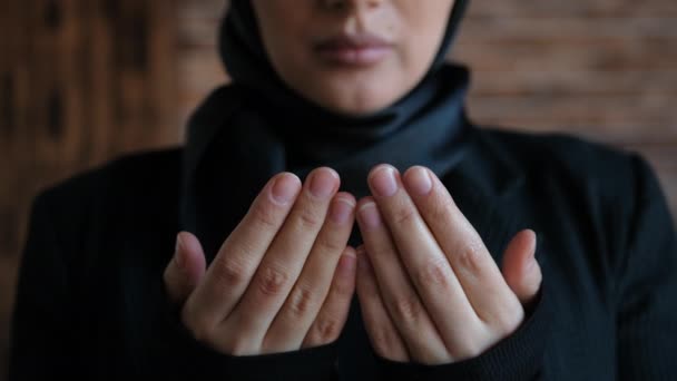 Молода серйозна мусульманка в Хіджабі піднімає руку і молиться. Зблизька моляться про муслім намаз. Традиційна ісламська культура і релігія. Аравійська релігійна жінка — стокове відео