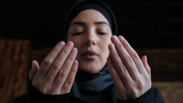 Young Muslim woman in hijab raises her hand and prays. Close-up praying namaz muslim woman. Traditional Islamic culture and religion concept. — Stock Video