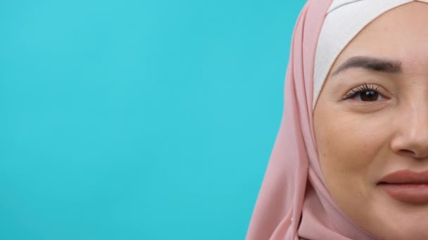 Jovem muçulmana no hijab sorrindo feliz desfrutando de sucesso. Conceito tradicional de cultura e religião islâmica. Estúdio isolado tiro — Vídeo de Stock