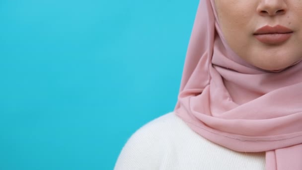 年轻而严肃和沮丧的穆斯林妇女在头巾有问题和压力。忧心忡忡的中东阿拉伯宗教妇女面临的问题。抑郁症的概念女权主义是正确的焦虑片断拍摄 — 图库视频影像