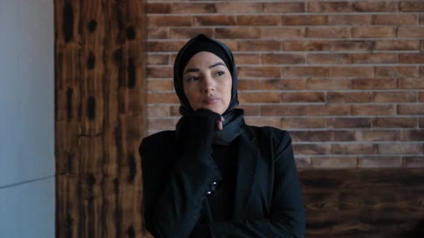 Pensiero preoccupato affari Giovane donna araba musulmana in hijab pensare risolvere il problema in ufficio. Pianificazione, ricerca o brainstorming al caffè. Arabo donna religiosa. — Video Stock