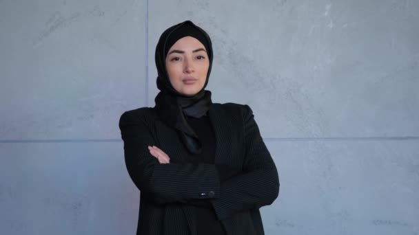 Νεαρή μουσουλμάνα επιχειρηματίας με χιτζάμπ χαμογελά ευτυχισμένη απολαμβάνοντας την επιτυχία. Παραδοσιακός ισλαμικός πολιτισμός και θρησκεία έννοια. Αραβίδα θρησκευόμενη — Αρχείο Βίντεο