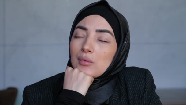 Důkladné obavy podnikání Mladá muslimka v hidžábu odvrací pohled myšlení řešení problému v úřadu, vážné ženy hledání nebo plánování pro inspiraci, aby rozhodnutí pocit nedostatku nápadů, zblízka — Stock video