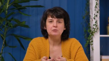 Orta yaşlı bir kadın evdeki video konuşmasında konuşuyor. Çevrimiçi öğretmen kavramına sahip video sohbet iş görüşmesi veya uzaktan eğitim.