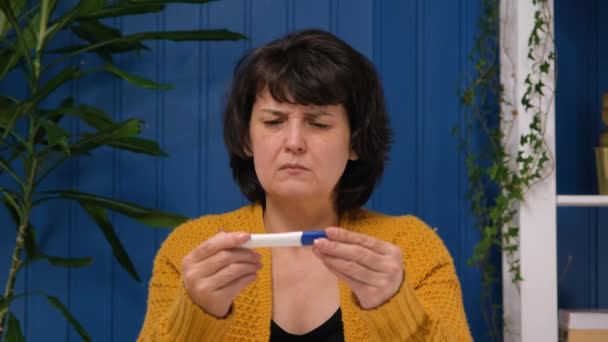 Femme d'âge moyen inquiète avec un test de grossesse négatif. Problème de santé, diafnose d'infertilité. Triste femme avec des émotions à la maison, dame déprimée avec des sentiments anxieux. — Video