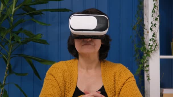 Középkorú nő visel vr szemüveg 3d vizualizáció és feltárása metaverse futurisztikus életmód — Stock videók