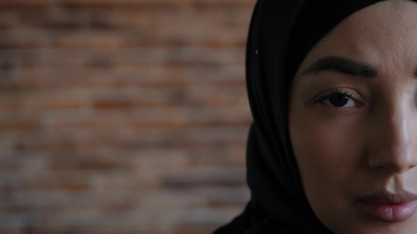 Genç, ciddi ve üzgün, tesettürlü Müslüman kadın sorun ve stres yaşıyor. Orta Doğu 'lu dindar bir kadın. Depresyon kavramı, feminizm hakkı, endişe. — Stok video