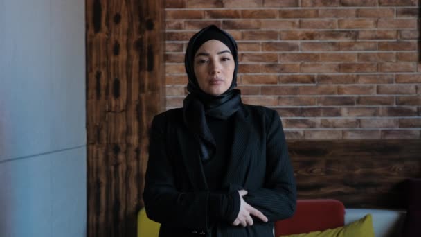 हिजबमध्ये मुस्लिम स्वतंत्र महिला कॅमेरा पाहून. लोकांची व्यक्तिमत्व संकल्पना, मध्य पूर्व व्यवसाय स्त्री. पारंपारिक इस्लामिक संस्कृती आणि धर्म — स्टॉक व्हिडिओ