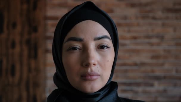 Close up portrait of Young middle eastern Muslim woman in hijab looking serious at camera. Traditional Islamic culture and religion concept. Arabian religious woman — Stock Video