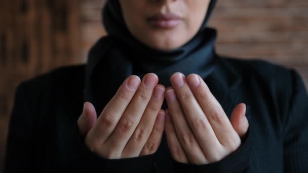 La joven musulmana en hiyab levanta la mano y reza. Primer plano rezando namaz mujer musulmana. Cultura y religión islámica tradicional. — Vídeo de stock