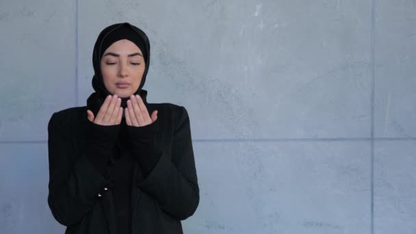 Joven musulmana en hiyab rezando namaz. Reza por la mujer del medio oriente. Mubarak y ramadán fiesta santa. Cultura y religión islámica tradicional. — Vídeo de stock