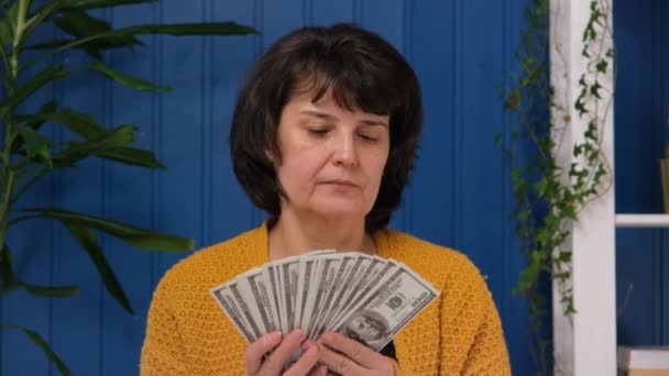 Kobieta w średnim wieku trzymająca w rękach pieniądze, gotówkę, banknoty. Amerykańskie pieniądze w rękach kobiet. Udane ludzie wygrywają na loterii sukces zakupy wygrywając szczęście sukces wygrywa. — Wideo stockowe
