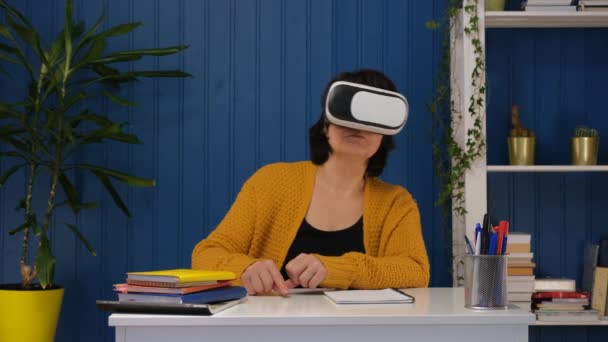 Захоплена жінка середнього віку в окулярах vr грає онлайн в метаверсії. Концепція майбутнього, метаверсія, інновації, технології, ігри, розваги. Використання VR AR сучасних технологій — стокове відео