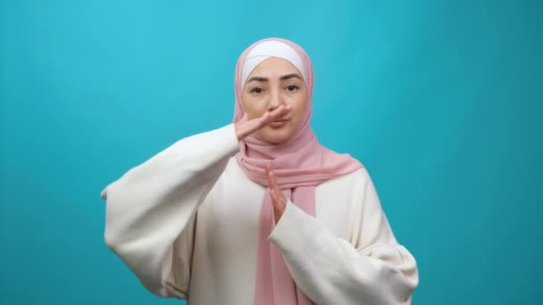 Fatiguée Jeune femme musulmane dans le hijab regardant avec des yeux effrayés suppliant et montrant le geste des mains du temps, demandant une pause, a besoin de pause et de repos. Studio isolé tourné — Video