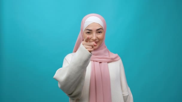 Hej på dig. Glad glad Ung Muselman kvinna i hijab leende upphetsad och peka till kamera, skönhet välja lycklig vinnare, indikerar till awesome du. Isolerad studio skott — Stockvideo