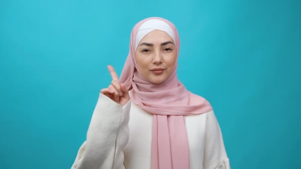 Jangan lakukan, ini adalah kesalahan. Wanita muslim muda memperingatkan dengan gerakan jari yang memperingatkan, mengatakan tidak, hati-hati, memarahi dan memberikan saran untuk menghindari bahaya, tanda ketidaksetujuan. Rekaman studio yang terisolasi — Stok Video