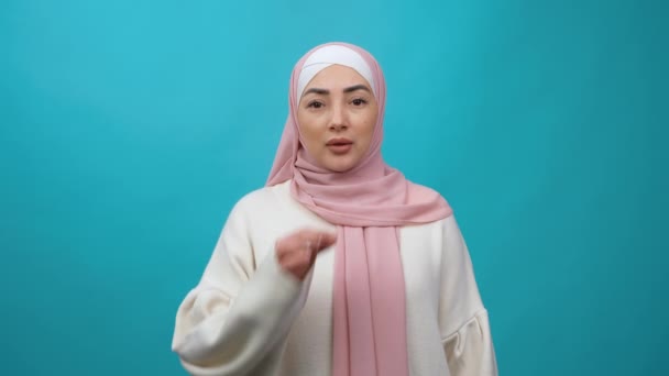 아무한테 도 말 안 해. 겁에 질린 젊은 이슬람 여성 이 입술을 까딱거리며 겁에 질린 표정으로 입을 가리며 끔찍 한 비밀을 지키겠다고 약속 했다. 고립된 스튜디오 샷 — 비디오