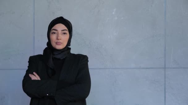 Joven mujer musulmana de negocios en hiyab. Cultura islámica tradicional y concepto religioso. Mujer religiosa árabe. — Vídeo de stock