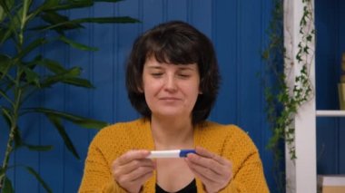 Orta yaşlı bir kadın hamilelik testi yaptırır ve hamile olduğunu okur. Çocuğunun doğumu için mutluluk ve sevinç anında patlar. Doğum, yaşam, aile kavramı