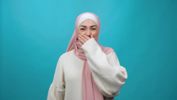 Repulsión al mal olor. Mujer musulmana joven en hiyab agarrando la nariz con los dedos, conteniendo la respiración para evitar el hedor, gases de pedos horribles, olor intolerable, mostrando gesto de stop. Grabación de estudio aislada — Vídeo de stock