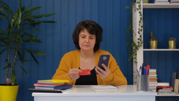 Mujer de mediana edad usando tarjeta de crédito para compras en línea. Concepto de banca, finanzas, venta y descuento. — Vídeos de Stock