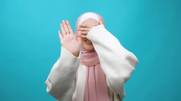Je ne veux pas regarder. Mécontente Jeune femme musulmane dans le hijab couvrant les yeux et geste arrêter, confus et timide pour regarder le contenu honteux. Studio isolé tourné — Video
