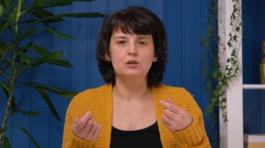 Orta yaşlı bir kadın video görüşmesinde konuşuyor. Çevrimiçi öğretmen kavramına sahip video sohbet iş görüşmesi veya uzaktan eğitim.