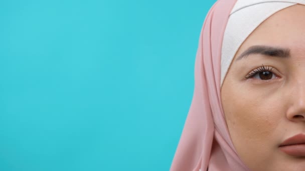年轻的穆斯林妇女头戴黑色头巾，站在旁边看着镜头。传统伊斯兰文化和宗教概念。阿拉伯宗教妇女。片断拍摄 — 图库视频影像