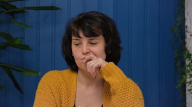 Düşünceli, düşünceli bir iş. Orta yaşlı kadın ofiste problem çözmeyi düşünüyor. Merkez büroda planlama, araştırma veya beyin fırtınası