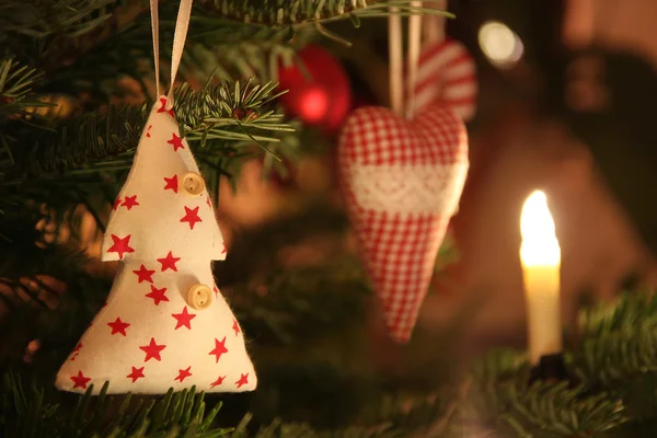 Noel ağacı ve kumaş kalp yansıtıcı ışık