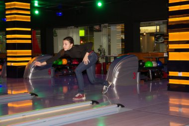 Bowling oynayan kız