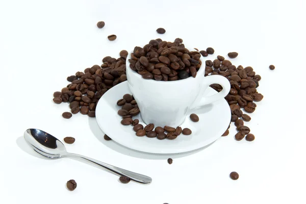 Chicchi di caffè in tazza — Foto Stock