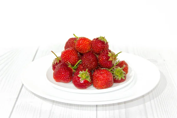 Jordbær i hvid plade - Stock-foto
